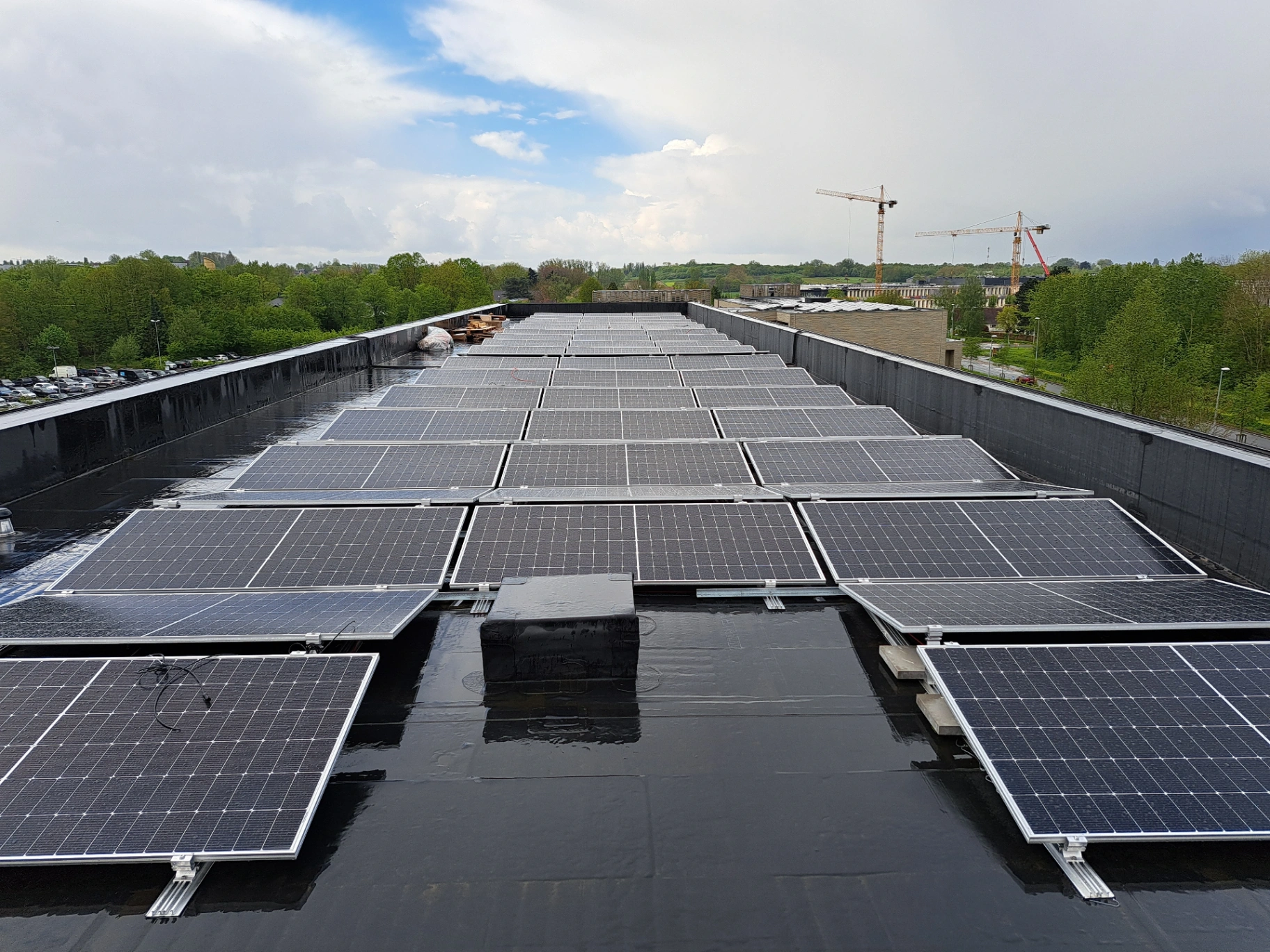 Solarnation B2B project: zonnepanelen Emiel Moyson gebouw Kortrijk Zonnepanelen installatie Solidaris Kortrijk - 542 panelen 224,93 kWp dubbele netontkoppeling Solarnation